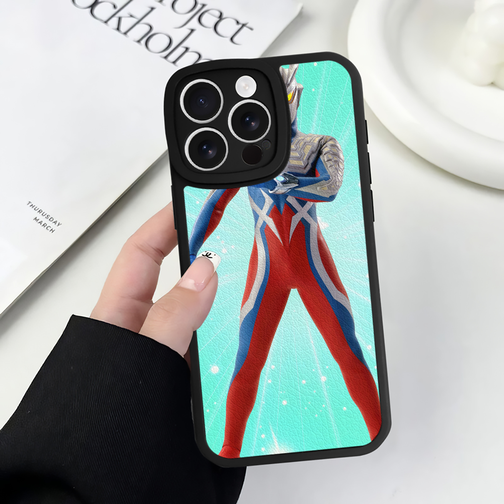 （画像用） ウルトラマン Ultraman 【iPhone 16シリーズ対応】シリコンスマホケース（レザー調） 材質：シリコン